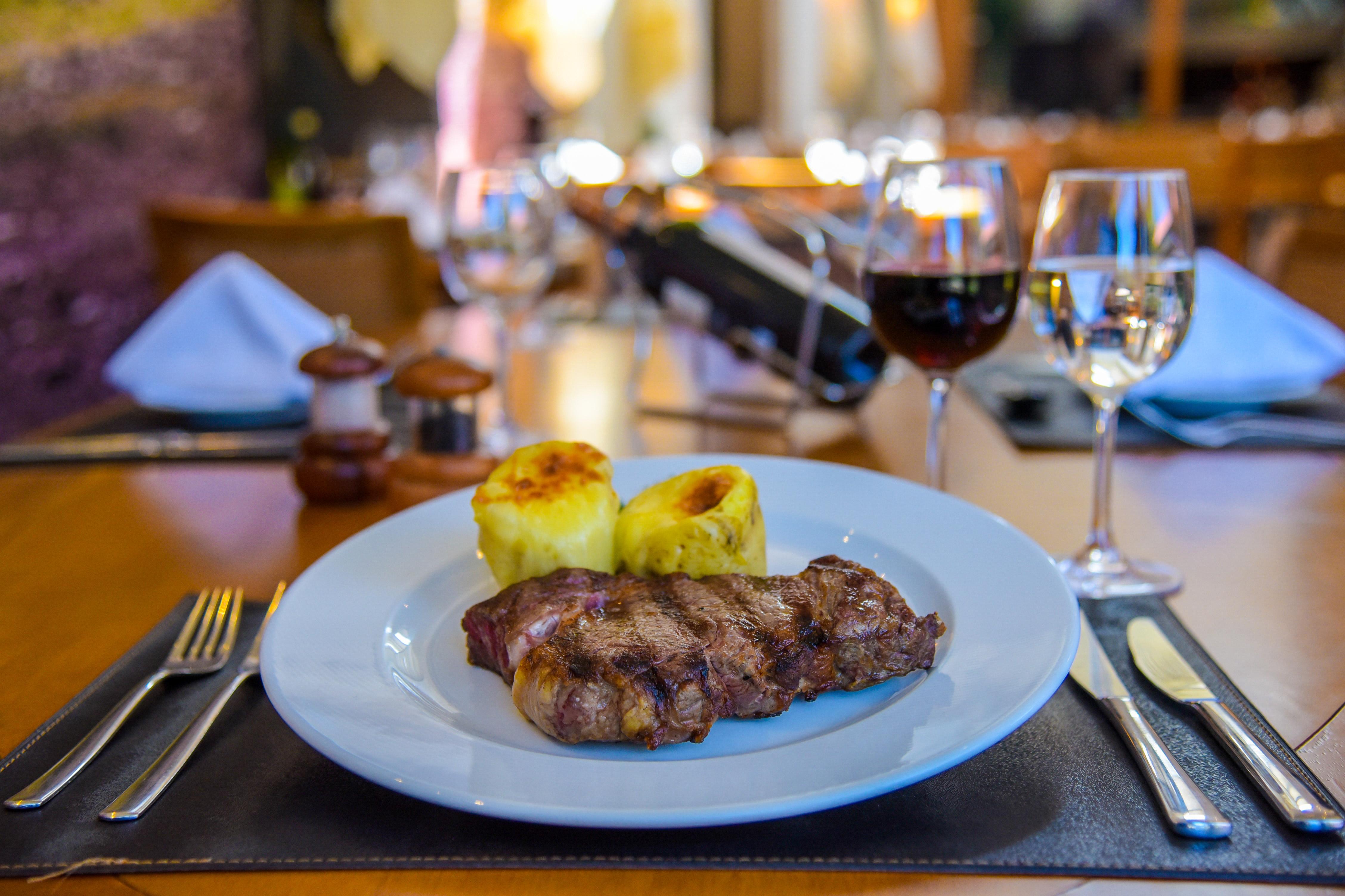 Wish Serrano Resort Gramado Esterno foto A steak with baked apples